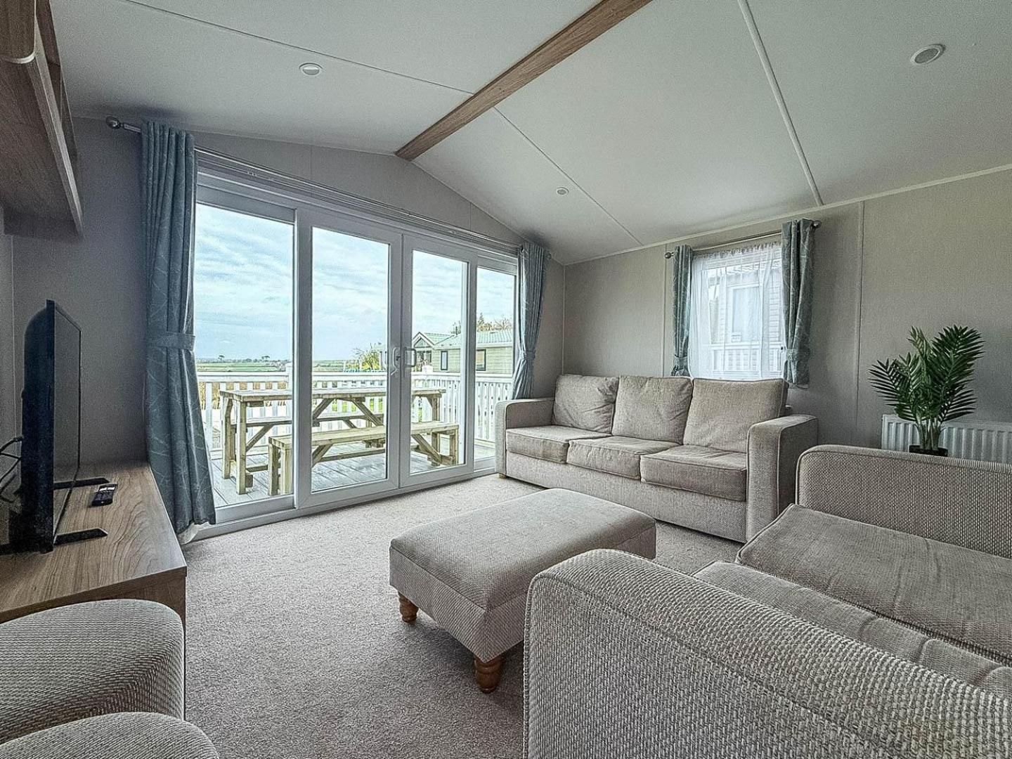 Lovely Caravan To Hire At White Acres In Newquay Ref 94419of Campsite *